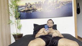 acordei com tesao e nao tinha o marido por perto, gozei gostoso assistindo porno de machos