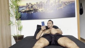 acordei com tesao e nao tinha o marido por perto, gozei gostoso assistindo porno de machos