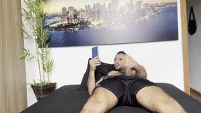 acordei com tesao e nao tinha o marido por perto, gozei gostoso assistindo porno de machos