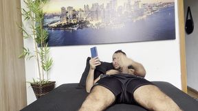 acordei com tesao e nao tinha o marido por perto, gozei gostoso assistindo porno de machos