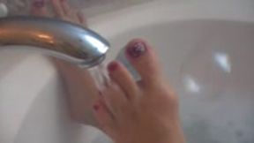 Foot Fetish in the Bathtub - WMV
