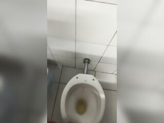 no banheiro do Atacadão