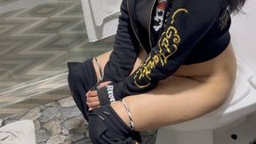 LATINA 19 YEARS TEEN PEES AND TAKES ASIAN CREAMPIE