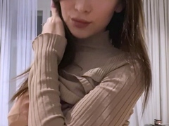 Amateur brunette teen in solo