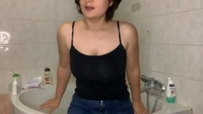 Shower Challenge in Tight Jeans 💦👖