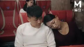 ModelMedia Asia - Repressing sounds while savoring the thrill of secret sex on the bus