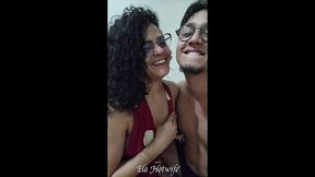 cheguei em recife, fui na casa da minha amiga e, nao resisti! botei o pauzao do marido dela todinho na minha garganta profunda. ;) (ela hotwife official & rennan luna)