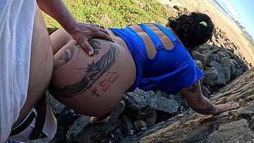 Meduzza a baiana rabuda fudendo na orla da praia em Salvador - BA