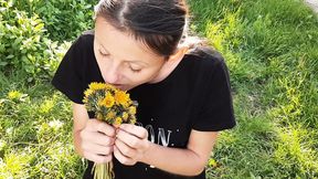 I gave my neighbor flowers &mdash;  and she thanked me with cunnilingus - Lesbian-candys