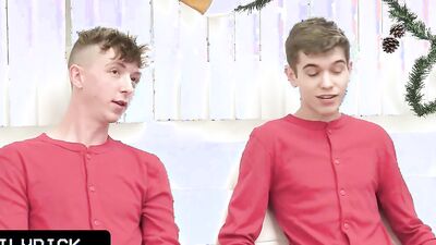 Skinny amateur gay teens are having sex in a 3some