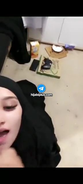 Homemade hijabi girl gives a blowjob
