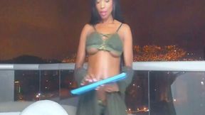 Foxy Ebony Engaged To A Breathtaking Performance Live