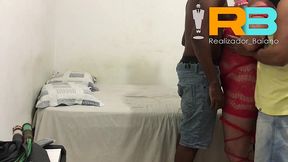 brazillian bull, realizador baiano recebendo casal bia hotwife e marido corno de ferias em salvador, festinha de boas vindas orgia, rb dividindo a putinha carioca casada com amigos na frente do cucko