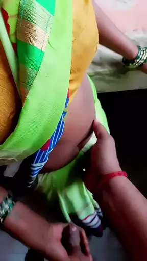 Ass rubed in bhabhi pusssy in hand