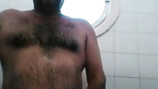 maduro vergudo caliente en la ducha 4