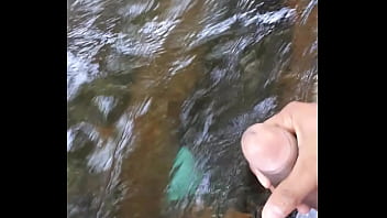 Masturbandome  en el rio