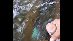 Masturbandome  en el rio