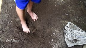 digging with the feet