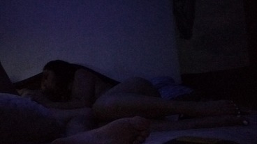 A mi espectacular amante le gusta despertar en la madrugada a follar y tengo que complacerla...