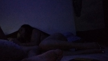 A mi espectacular amante le gusta despertar en la madrugada a follar y tengo que complacerla...