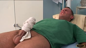 L&rsquo_infermiera bruna con belle tette naturali scopa il paziente dal cazzo grosso
