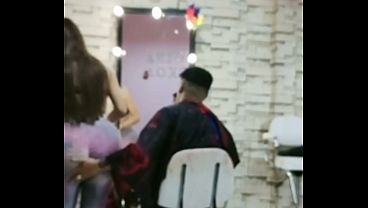 VISITE A ESTA CHICA EN SU BARBERIA Y ME RECIBIO CON UNA ROPA AJUSTADA QUE LE HACIA RESALTAR SU CUERPO Y ME DABAN GANAS DE CACHONDEAR CON ELLA Y BESARNOS HASTA TERMINAR LLENO DE LUJURIA SEXUAL