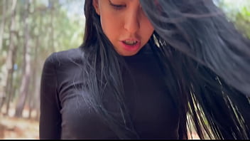 Karol smith sexy latina mexicana, seduce a un extra&ntilde_o para que la ayuden en el bosque y se corre dentro