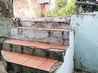 consigo seducir a la vecina y comienzo a masturbarla y hacerle blow job al aire libre