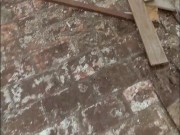 Mostrando mi gran polla alrededor de la casa abandonada