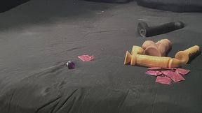 marido espera esposa sair pra poder pegar os brinquedos sexuais dela pra usar em seu rabo e gozou com ele ,mas nao sabia a camera escondida flagrou tudo