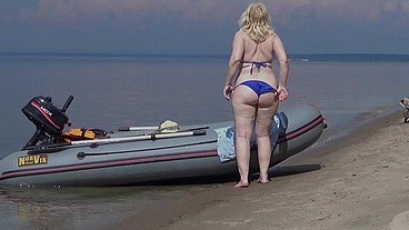 Mommy does little pranks on the coast.