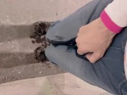 散歩中に我慢出来なくなっておしっこをジーンズにお漏らし