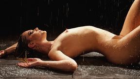 ”Big tits pornstar blondie Kenna James stripping & posing nude in the rain”