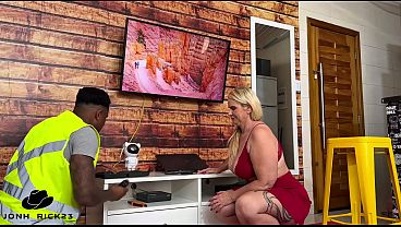 a tv da minha vizinha travou e ela me chamou para arrombar seu cuzinho