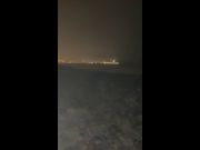 No aguanto las ganas y se lo chupo en la playa