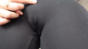 I&#039;m doing camel toe in leggings with oil 4k