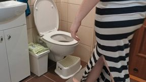 POWERFULL woman on toilet Loud moans&groans