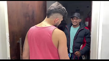 ENTREGADOR VEIO TRAZER O LANCHE E EU QUE FUI LANCHADO.