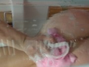 Moglie tettona sotto la doccia con pompino
