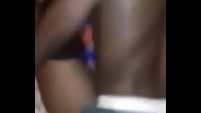 Los atrapa teniendo sexo en su casa