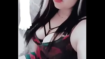 HERMOSA CHICA CURVIL&Iacute_NEA POSANDO PARA MOSTRAR SU BELLEZA