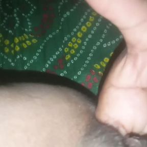 Aaj night me bhabi ki  garam chut me finger Dal kr choda bhabi ko bahut Maja Aaya mast chut me fingerings