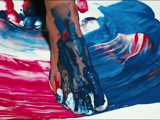 Pies Sensuales Jugando con Pintura - Arte & Erotismo en Cada Huella