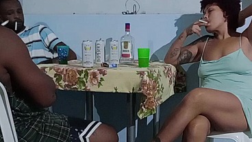 Câmera de segurança flagra puta se exibindo só pra ganhar tatuagem nova