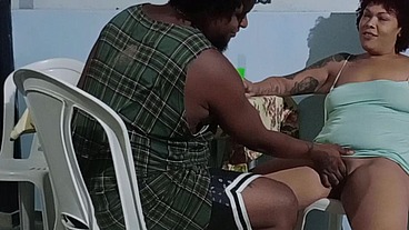 Câmera de segurança flagra puta se exibindo só pra ganhar tatuagem nova