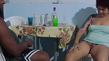 Câmera de segurança flagra puta se exibindo só pra ganhar tatuagem nova