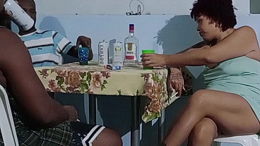 Câmera de segurança flagra puta se exibindo só pra ganhar tatuagem nova