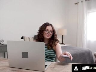 WITHOUT THE FAMILY - Wicked Teen Leana Lovings Seduces Stepcousin For Sexy Snatch Pounding