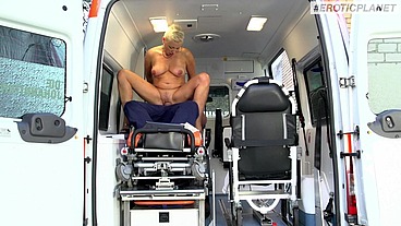 Der Achim Schwuttke, auch ihn erwischt sein Sex-Drang eines Tages ... oder war das geplant - das hübsche Rettungsteamgirl aufsitzen zu lassen ... Mandy Mystery läßt sich nicht lange bi