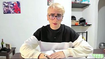 Estudiante Hetero se Folla a Joven Nerd Mientras Estudiaban